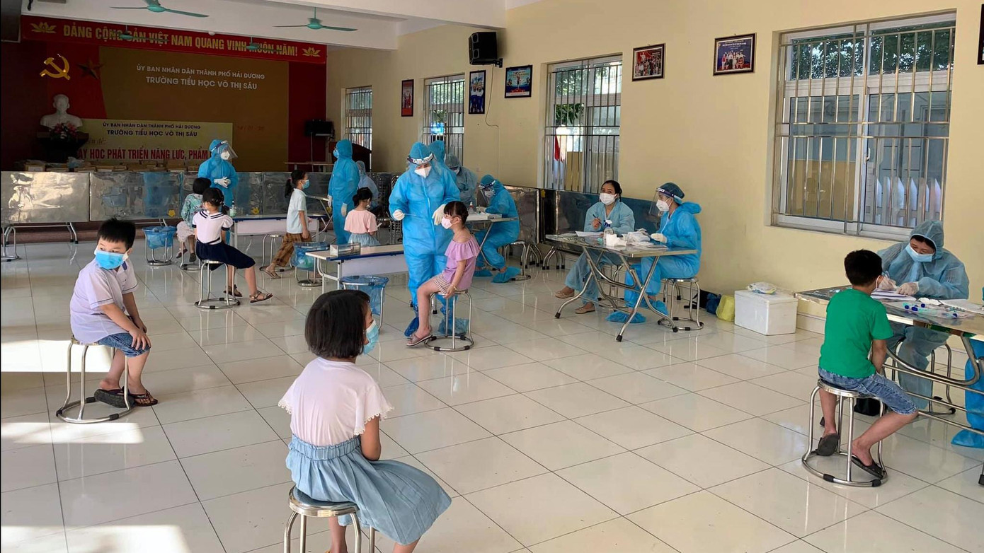Lực lượng y tế Hải Dương lấy mẫu xét nghiệm học sinh Trường tiểu học Võ Thị Sáu. Lực lượng y tế Hải Dương lấy mẫu xét nghiệm học sinh Trường tiểu học Võ Thị Sáu.