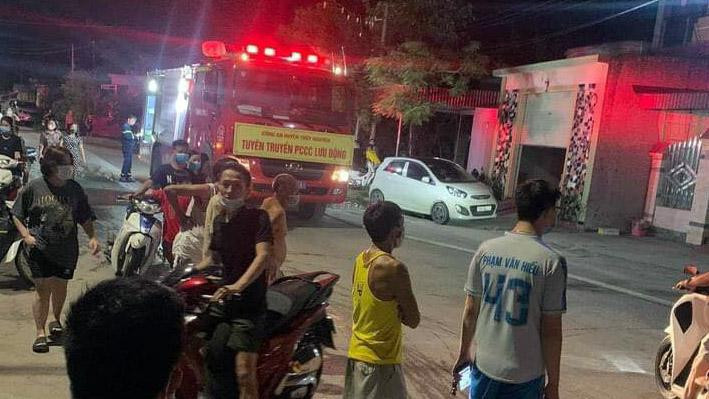 Cảnh sát PCCC được huy động tới hiện trường.