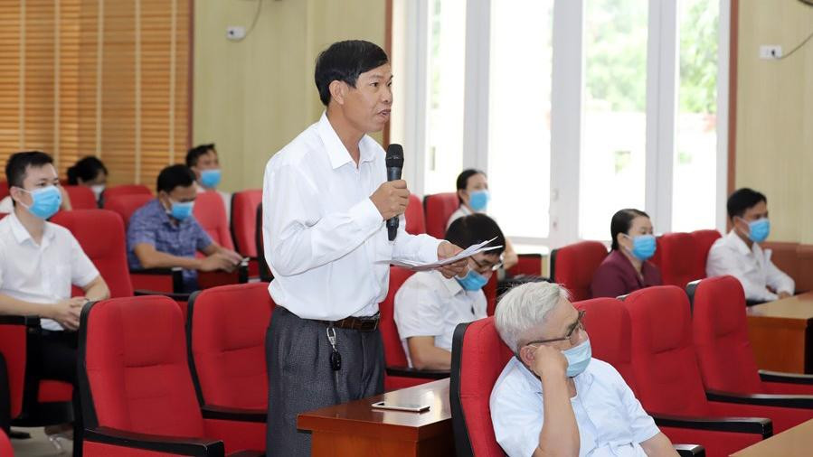 Cử tri huyện Tiên Lãng phát biểu trong buổi tiếp xúc cử tri.