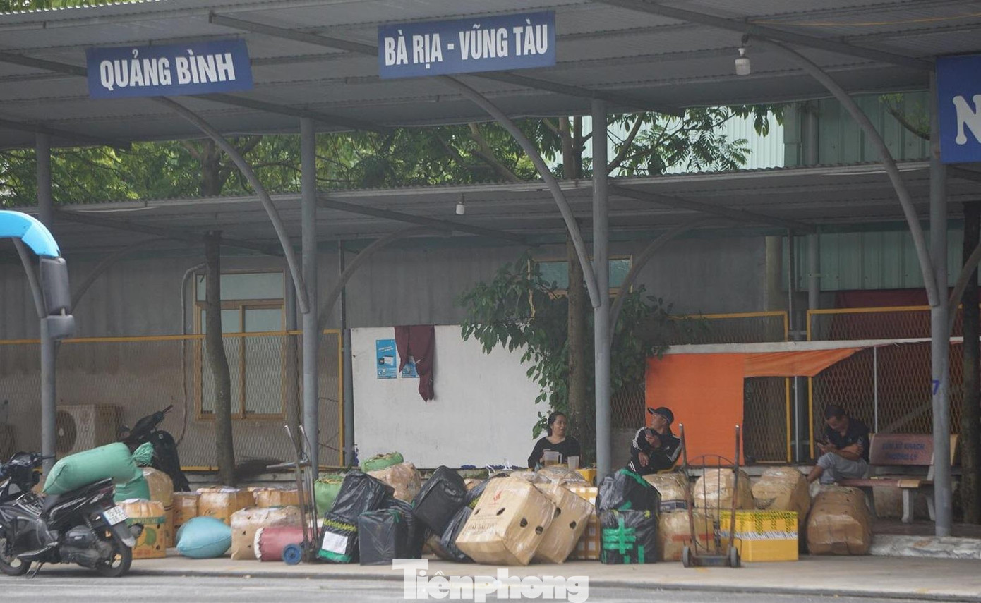 "Đa số các chuyến xe vắng khách, tài xế chở thêm hàng hóa. Các doanh nghiệp phải bù lỗ để duy trì luồng tuyến, giữ uy tín", ông Phạm Hải Tuấn - Trưởng bến xe Thượng Lý nói.