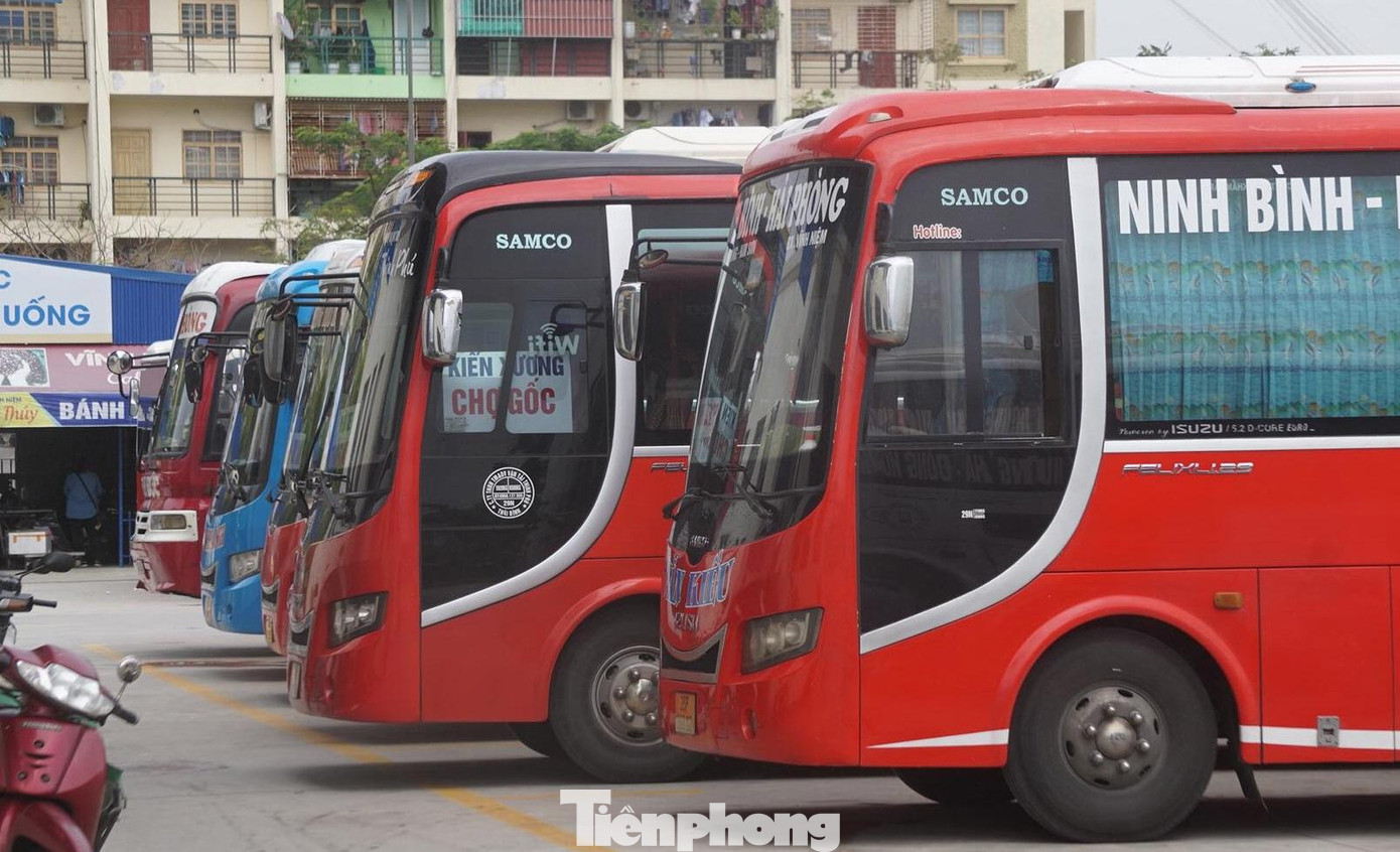 Ghi nhận trưa 14/10, trong bến xe Vĩnh Niệm (TP Hải Phòng) vắng khách. Chỉ có các tuyến xe cố định từ Hải Phòng đi Nam Định, Thái Bình, Ninh Bình... hoạt động 50% số chuyến đăng ký. Còn các tuyến Hải Phòng đi Hà Nội, Nghệ An, Hà Tĩnh chưa hoạt động trở lại.