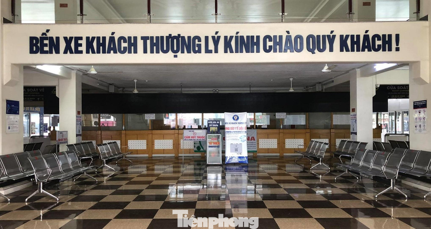 Trong khi đó, tại bến xe Thượng Lý (TP Hải Phòng), sảnh bến xe không một bóng người. Ông Phạm Hải Tuấn - Trưởng bến xe Thượng Lý cho biết, trong ngày chỉ có 11 chuyến xe liên tỉnh đi Thái Nguyên, Nam Định, Thái Bình. Bình quân mỗi chuyến chỉ có 1-2 khách, có chuyến không có người.