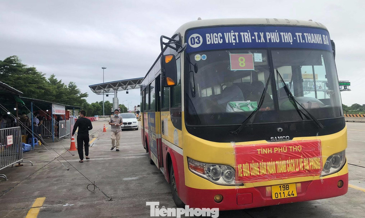 Cũng theo ghi nhận của phóng viên, trong ngày lực lượng liên ngành tại chốt kiểm soát này đã hướng dẫn hàng trăm trường hợp từ các tỉnh về khai báo y tế để phân loại trước khi vào TP Hải Phòng. Trong đó, nhiều trường hợp phải quay đầu vì không đủ điều kiện.