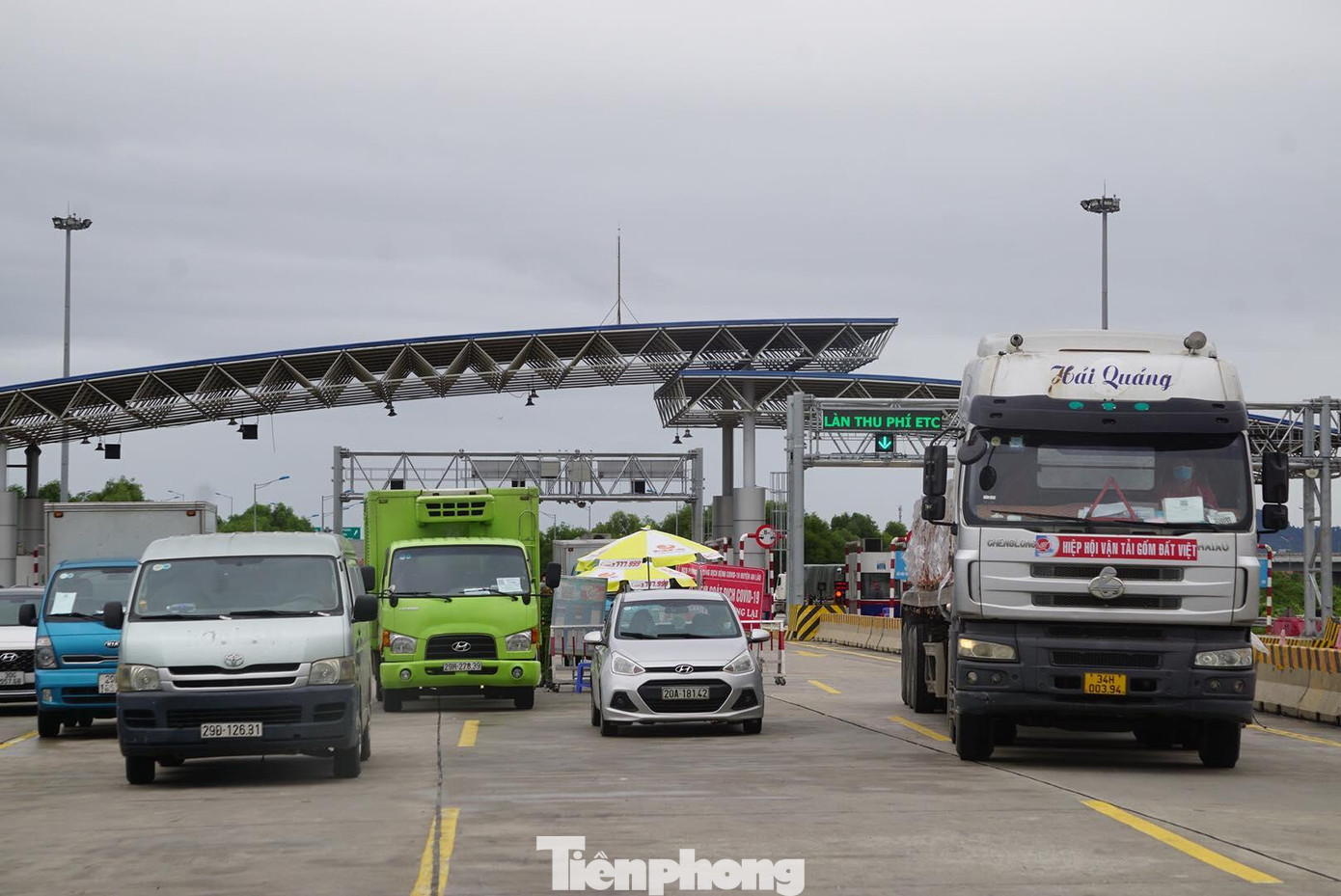 Cũng trong ngày 14/10, ghi nhận tại chốt kiểm soát COVID-19, khu vực nút giao cao tốc Hà Nội - Hải Phòng với QL10, nhiều tài xế ở tỉnh khác phải quay đầu khi không có xét nghiệm PCR trong vòng 72 giờ hoặc chưa tiêm đủ liều vắc xin phòng COVID-19.