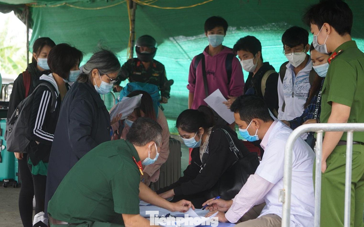 Trước đó, ngày 13/10, UBND TP Hải Phòng yêu cầu hành khách từ các địa phương trên các tuyến xe cố định liên tỉnh vào thành phố phải đáp ứng đủ các điều kiện: Người từ vùng nguy cơ rất cao, nguy cơ cao (vùng màu đỏ, cam, vàng) phải tiêm đủ liều vắc xin, có xét nghiệm âm tính SARS-CoV-2 trong vòng 72 giờ; khi về Hải Phòng phải cách ly tại nhà 7 ngày...