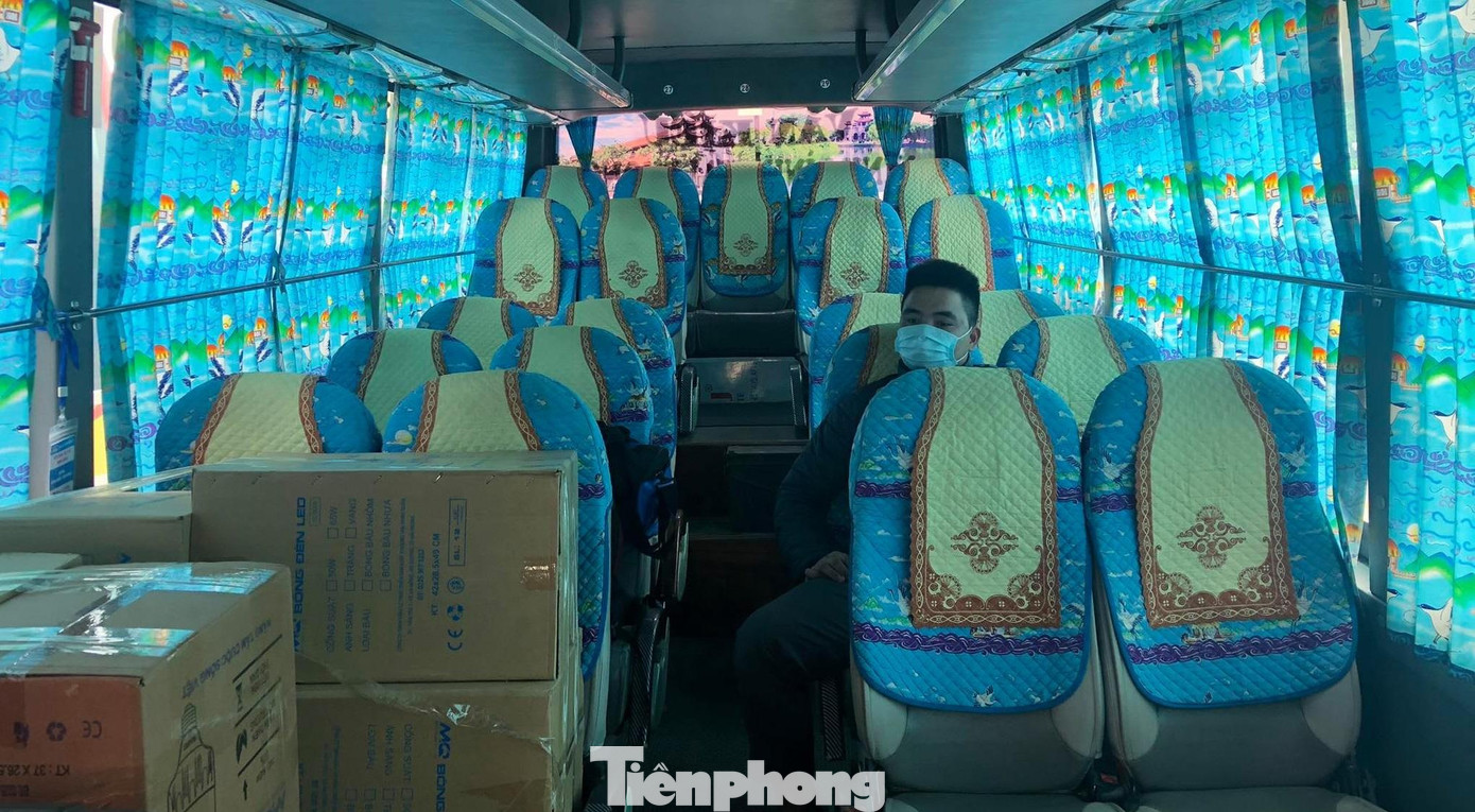 Anh Vũ Văn Cát (tài xế xe khách) chia sẻ, sáng 14/10 anh lái xe từ Ninh Bình về Hải Phòng chỉ có 3 khách. Đến sát giờ chạy buổi trưa, xe anh chỉ có một khách đi Ninh Bình. Anh Cát chia sẻ, do các tỉnh chưa đồng bộ, thống nhất việc kiểm soát điều kiện ra, vào địa phương nên nhiều người vẫn e ngại di chuyển.