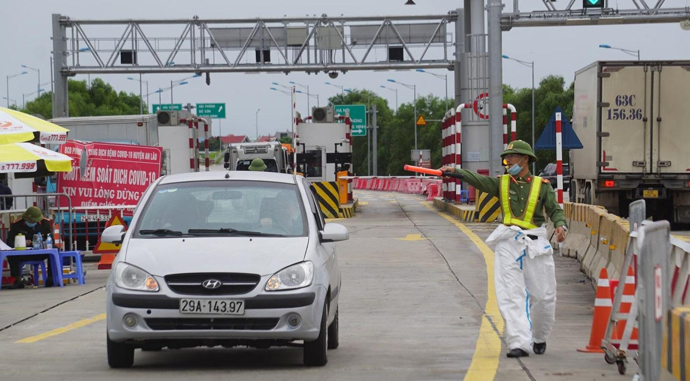 Lực lượng chức năng kiểm soát người và phương tiện tại nút ra cao tốc Hà Nội - Hải Phòng, khu vực giao QL10. Lực lượng chức năng kiểm soát người và phương tiện tại nút ra cao tốc Hà Nội - Hải Phòng, khu vực giao QL10.