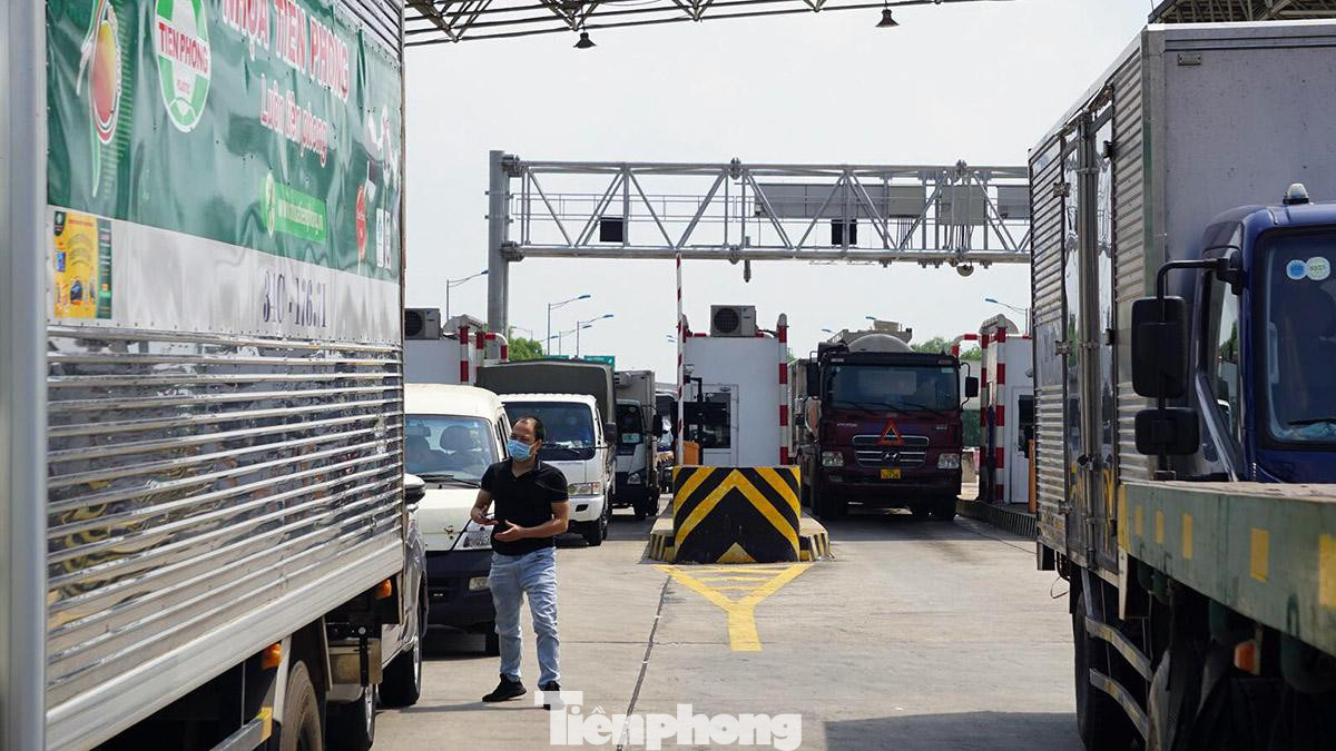 Đại diện Ban quản lý, vận hành cao tốc Hà Nội - Hải Phòng cho biết, tình trạng ùn ứ xuất hiện 2 ngày nay từ khi áp dụng dán logo Đỏ - Vàng để phân luồng, kiểm soát tài xế và phương tiện. Trên cao tốc, hai điểm ùn tắc dài hàng km tại nút giao xuống QL10 (huyện An Lão, TP Hải Phòng) và điểm xuống tại Cảng Đình Vũ. Đại diện Ban quản lý, vận hành cao tốc Hà Nội - Hải Phòng cho biết, tình trạng ùn ứ xuất hiện 2 ngày nay từ khi áp dụng dán logo Đỏ - Vàng để phân luồng, kiểm soát tài xế và phương tiện. Trên cao tốc, hai điểm ùn tắc dài hàng km tại nút giao xuống QL10 (huyện An Lão, TP Hải Phòng) và điểm xuống tại Cảng Đình Vũ.