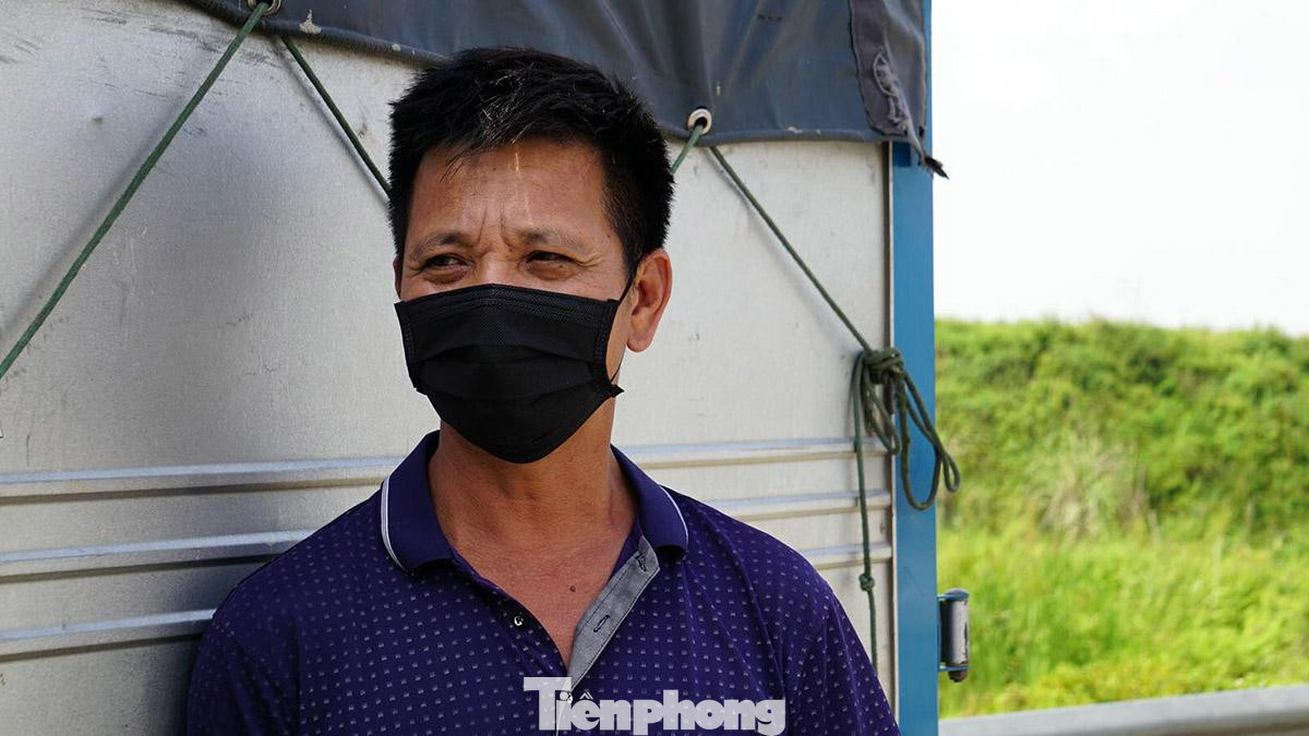 Ông Nguyễn Văn Phú (50 tuổi, ở Thanh Oai, Hà Nội) cho biết, sáng sớm ông lái xe xuống Hải Phòng nhận hàng. Đến trạm thu phí, ông được thông báo không được vào thành phố vì chưa có giấy xét nghiệm PCR SARS-CoV-2 âm tính. Do đó, ông quay đầu xe tải, dừng tại trạm để chờ hàng hóa được công ty vận chuyển đến nhận sau đó chở về Hà Nội. Ông Nguyễn Văn Phú (50 tuổi, ở Thanh Oai, Hà Nội) cho biết, sáng sớm ông lái xe xuống Hải Phòng nhận hàng. Đến trạm thu phí, ông được thông báo không được vào thành phố vì chưa có giấy xét nghiệm PCR SARS-CoV-2 âm tính. Do đó, ông quay đầu xe tải, dừng tại trạm để chờ hàng hóa được công ty vận chuyển đến nhận sau đó chở về Hà Nội.