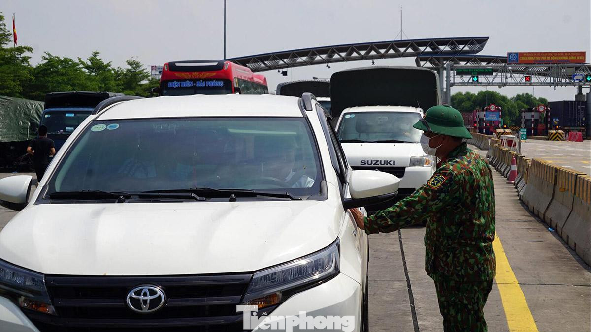 Trưa cùng ngày, lực lượng liên ngành TP Hải Phòng vẫn tích cực làm nhiệm vụ phân luồng phương tiện, dán logo và xét nghiệm cho tài xế và người dân trước khi qua chốt nhằm kiểm soát, ngăn chặn dịch bệnh lây lan. Trưa cùng ngày, lực lượng liên ngành TP Hải Phòng vẫn tích cực làm nhiệm vụ phân luồng phương tiện, dán logo và xét nghiệm cho tài xế và người dân trước khi qua chốt nhằm kiểm soát, ngăn chặn dịch bệnh lây lan.