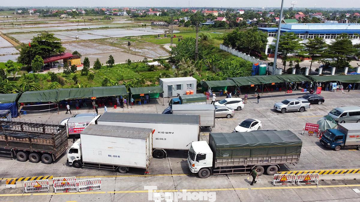 Theo ghi nhận của Tiền Phong, sáng sớm 20/7, hàng trăm xe tải, xe cá nhân xếp hàng dài chờ khai báo y tế và làm các thủ tục phân luồng tuyến trước khi được vào TP Hải Phòng. Theo ghi nhận của Tiền Phong, sáng sớm 20/7, hàng trăm xe tải, xe cá nhân xếp hàng dài chờ khai báo y tế và làm các thủ tục phân luồng tuyến trước khi được vào TP Hải Phòng.