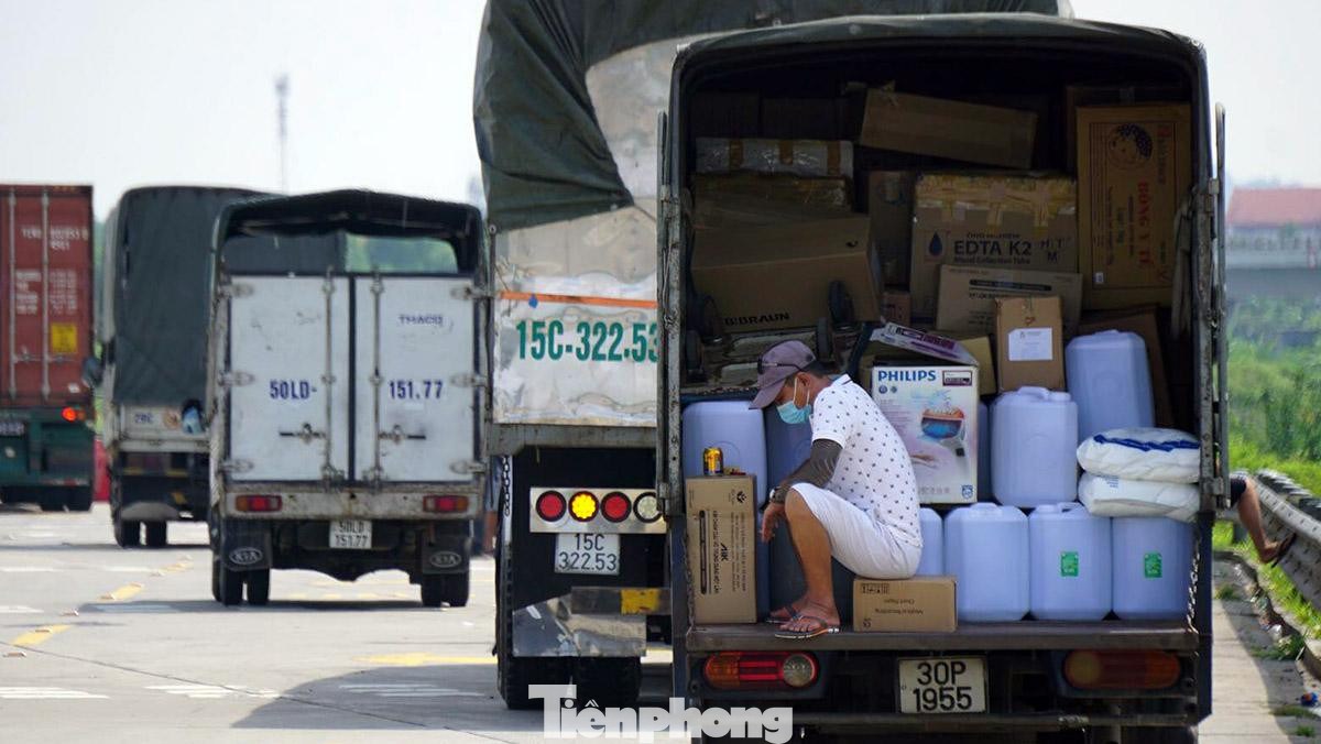 Trong khi đó, nhiều xe tải không đủ điều kiện phải quay đầu xe ngay tại trạm thu phí nút giao cao tốc Hà Nội - Hải Phòng với QL10 (huyện An Lão, TP Hải Phòng). Trong khi đó, nhiều xe tải không đủ điều kiện phải quay đầu xe ngay tại trạm thu phí nút giao cao tốc Hà Nội - Hải Phòng với QL10 (huyện An Lão, TP Hải Phòng).