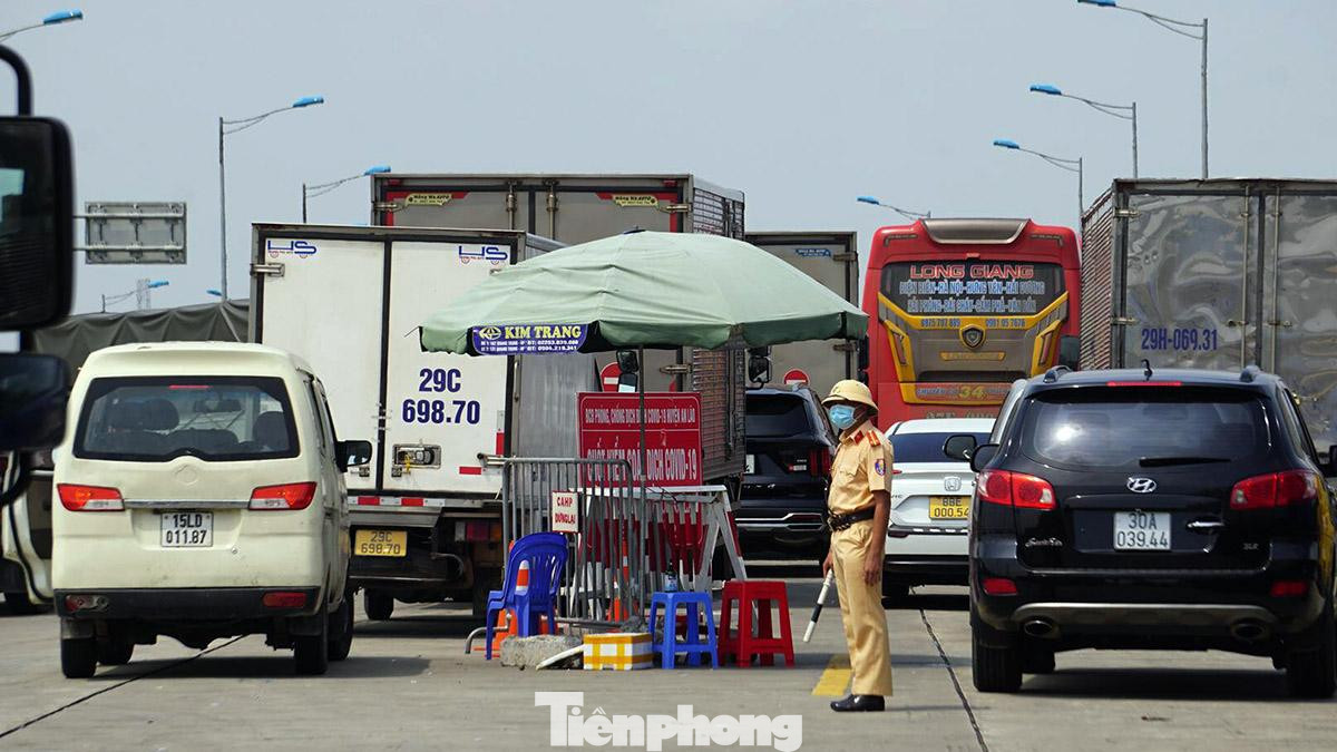 Một cán bộ CSGT chốt tại điểm ra cao tốc giao với QL10 cho biết, tổ liên ngành làm nhiệm vụ 3 ca/ngày, yêu cầu tài xế khai báo, dán logo, làm xét nghiệm SARS-CoV-2. Do lưu lượng phương tiện quá lớn, chiều tối và sáng sớm thường xảy ra tình trạng ùn ứ từ trạm thu phí vào cao tốc. Một cán bộ CSGT chốt tại điểm ra cao tốc giao với QL10 cho biết, tổ liên ngành làm nhiệm vụ 3 ca/ngày, yêu cầu tài xế khai báo, dán logo, làm xét nghiệm SARS-CoV-2. Do lưu lượng phương tiện quá lớn, chiều tối và sáng sớm thường xảy ra tình trạng ùn ứ từ trạm thu phí vào cao tốc.