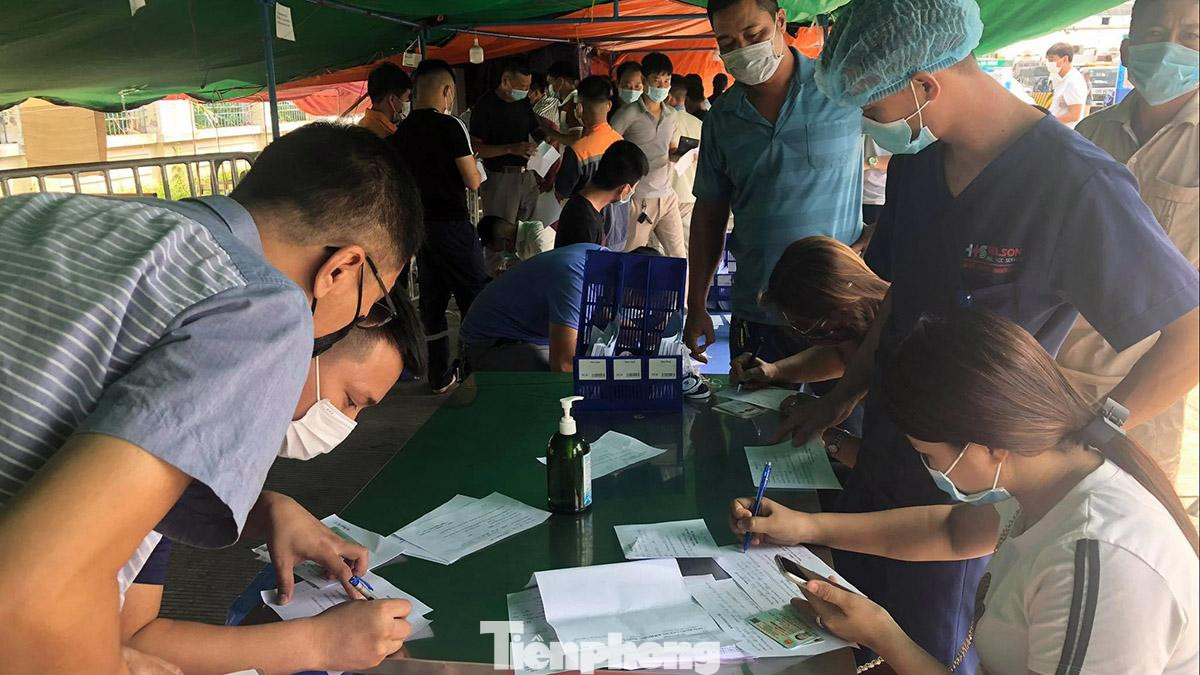 Theo ghi nhận tại chốt kiểm soát này, tài xế và người dân nhanh chóng khai báo y tế, làm các thủ tục trong khoảng 15-20 phút. Sau khi hoàn tất, trường hợp đủ điều kiện sẽ được qua chốt vào TP Hải Phòng. Theo ghi nhận tại chốt kiểm soát này, tài xế và người dân nhanh chóng khai báo y tế, làm các thủ tục trong khoảng 15-20 phút. Sau khi hoàn tất, trường hợp đủ điều kiện sẽ được qua chốt vào TP Hải Phòng.