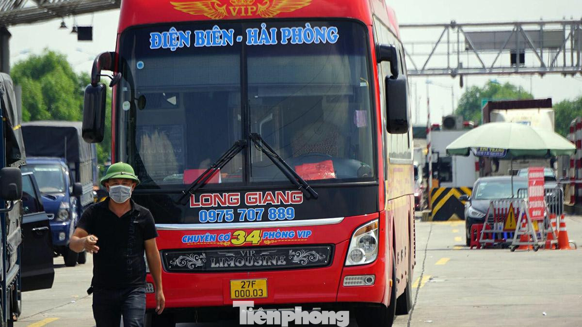 Một ô tô vận tải khách sau khi hoàn tất thủ tục khai báo, làm xét nghiệm và được cấp logo đỏ trước khi ra vào thành phố. Một ô tô vận tải khách sau khi hoàn tất thủ tục khai báo, làm xét nghiệm và được cấp logo đỏ trước khi ra vào thành phố.