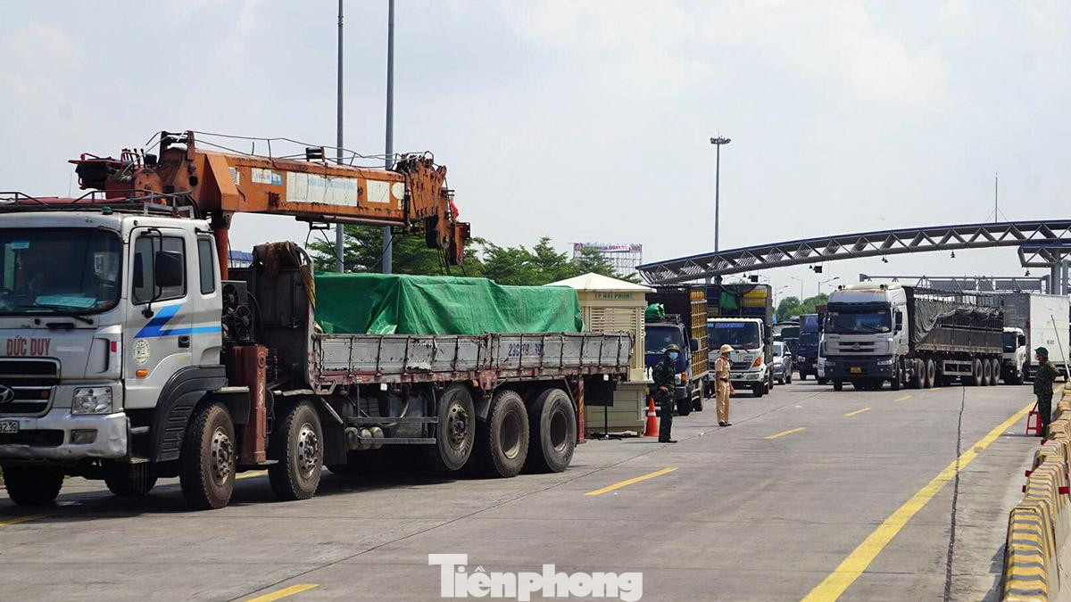 Tại chốt này, liên ngành cảnh sát, y tế, quân đội thuộc TP Hải Phòng làm nhiệm vụ trong điều kiện thời tiết nắng nóng, lưu lượng phương tiện, tài xế và người dân rất lớn. Do đó, nhiều thời điểm khu vực này xảy ra ùn ứ. Tại chốt này, liên ngành cảnh sát, y tế, quân đội thuộc TP Hải Phòng làm nhiệm vụ trong điều kiện thời tiết nắng nóng, lưu lượng phương tiện, tài xế và người dân rất lớn. Do đó, nhiều thời điểm khu vực này xảy ra ùn ứ.