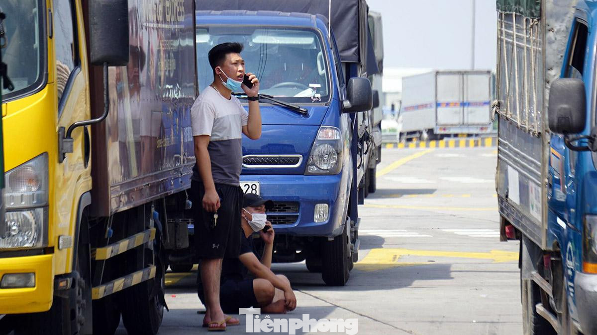 Nhiều tài xế, phụ lái khác từ Hà Nội cũng phải quay đầu xe, liên tục gọi điện thoại giục đối tác chở hàng hóa đến giao nhận. Nhiều tài xế, phụ lái khác từ Hà Nội cũng phải quay đầu xe, liên tục gọi điện thoại giục đối tác chở hàng hóa đến giao nhận.