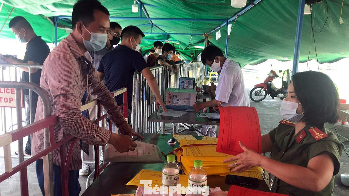 Một tài xế di chuyển từ TP Hà Nội xuống khai báo và nhận logo màu đỏ để dán lên xe. Việc dán logo đỏ sẽ giúp lực lượng chức năng nhận diện từ xa để triển khai các biện pháp giám sát thuận lợi, giảm ùn tắc. Một tài xế di chuyển từ TP Hà Nội xuống khai báo và nhận logo màu đỏ để dán lên xe. Việc dán logo đỏ sẽ giúp lực lượng chức năng nhận diện từ xa để triển khai các biện pháp giám sát thuận lợi, giảm ùn tắc.