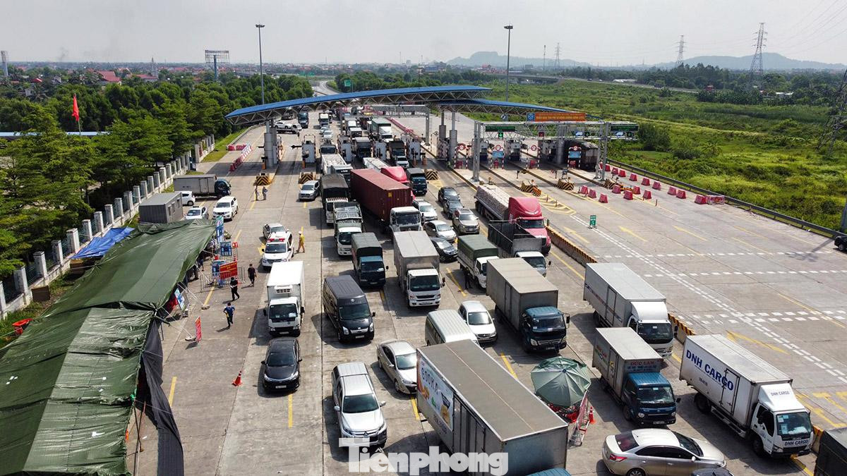 Sáng 20/7, tại điểm ra cao tốc Hà Nội - Hải Phòng xuống QL10 thuộc địa phận huyện An Lão (TP Hải Phòng) tái diễn tình trạng ùn ứ phương tiện, có thời điểm xảy ra ùn tắc 1-2km trên cao tốc. Nguyên nhân, do tài xế phải dừng xe để khai báo y tế, trình giấy xét nghiệm âm tính, làm xét nghiệm nhanh SARS-CoV-2 và dán logo phân luồng. Sáng 20/7, tại điểm ra cao tốc Hà Nội - Hải Phòng xuống QL10 thuộc địa phận huyện An Lão (TP Hải Phòng) tái diễn tình trạng ùn ứ phương tiện, có thời điểm xảy ra ùn tắc 1-2km trên cao tốc. Nguyên nhân, do tài xế phải dừng xe để khai báo y tế, trình giấy xét nghiệm âm tính, làm xét nghiệm nhanh SARS-CoV-2 và dán logo phân luồng.