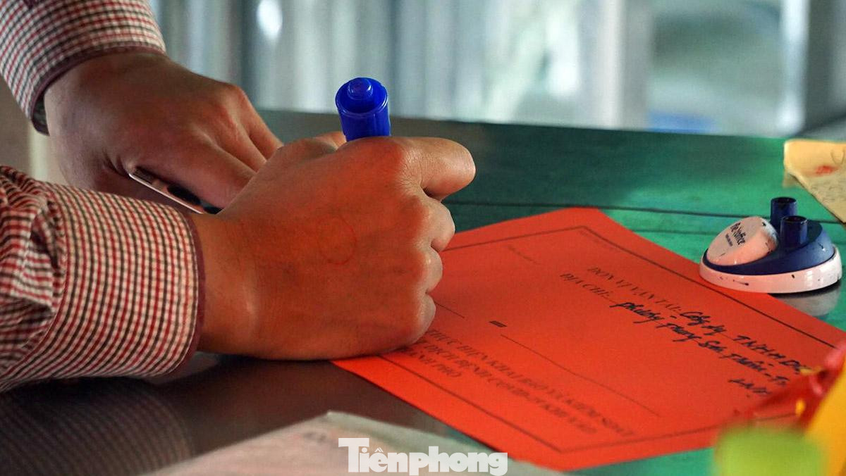 Cận cảnh logo màu đỏ được liên ngành TP Hải Phòng triển khai dán cho xe tải, container vận chuyển hàng hóa từ các vùng có dịch vào cảng, bến bãi hàng hóa. Cận cảnh logo màu đỏ được liên ngành TP Hải Phòng triển khai dán cho xe tải, container vận chuyển hàng hóa từ các vùng có dịch vào cảng, bến bãi hàng hóa.