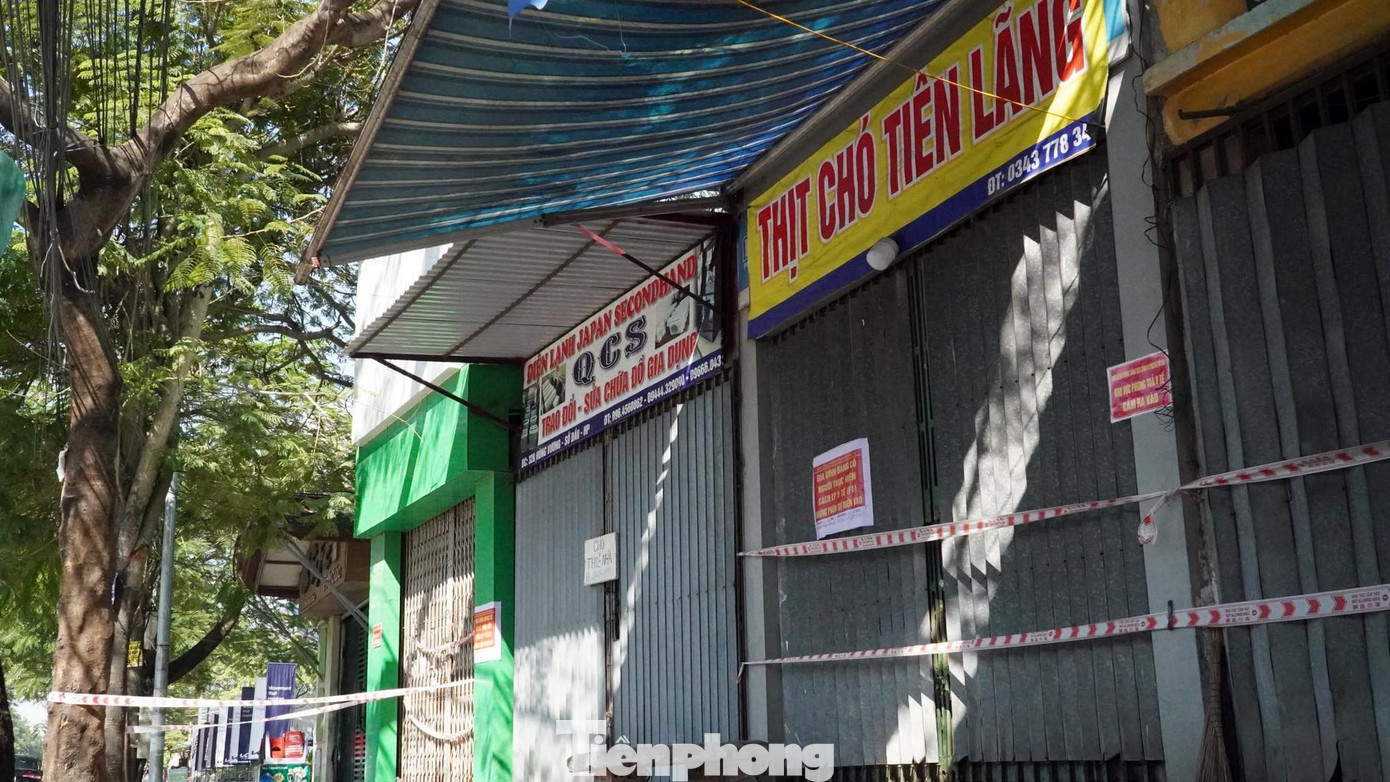 Vài ngày trước, quận Hồng Bàng cũng ghi nhận hơn 100 ca dương tính SARS-CoV-2 tại công trường xây dựng tòa cao ốc thuộc Tập đoàn Hoàng Huy. Lực lượng chức năng đã phong tỏa công trường, một số cửa hàng ăn uống gần công trường này.