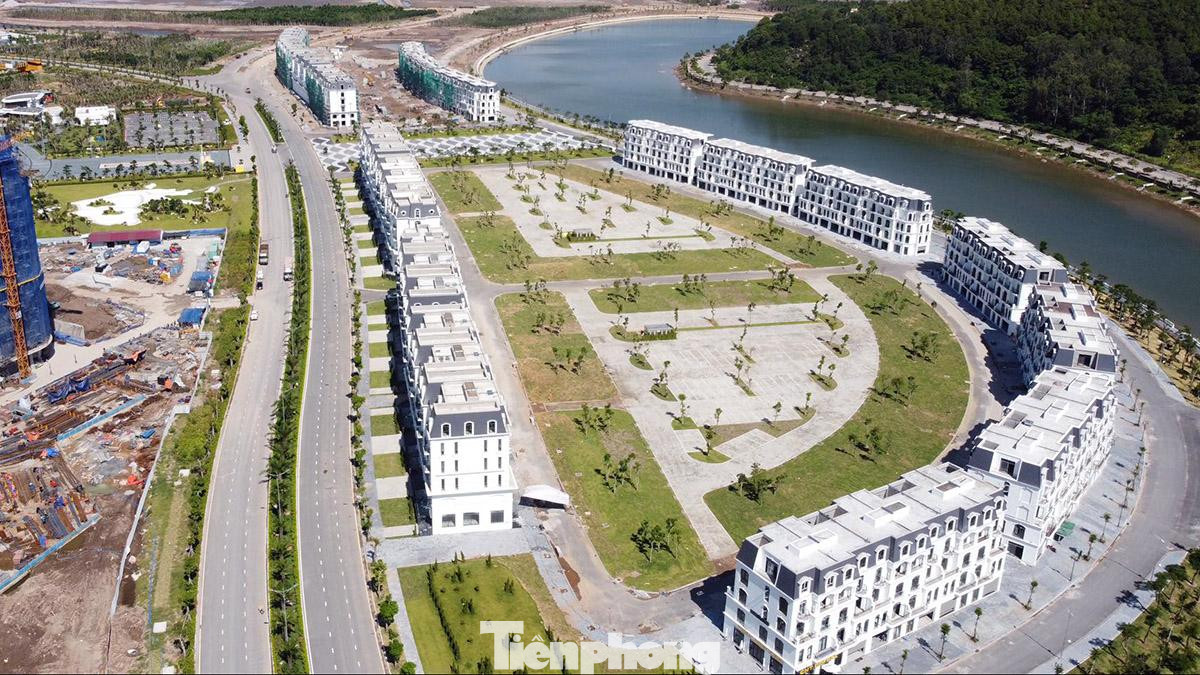 Còn ông Vũ Tiến Thùy Dương - Phó tổng giám đốc Công ty Vạn Hương thông tin, đơn vị đã trình Bộ Xây dựng thẩm định và đến thời điểm hiện tại khách sạn 5 sao chưa được cấp giấy phép. Khu du lịch quốc tế Đồi Rồng hiện đã xây dựng 120 căn liền kề, shophouse hoàn thành mặt ngoài nhưng chưa mở bán do đang hoàn thiện các thủ tục pháp lý.