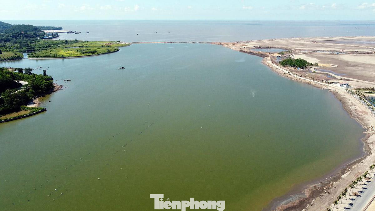 Liên quan việc Công ty Vạn Hương tự ý lấp biển, xây dựng một con đường dài khoảng 300m nằm ngoài phạm vi dự án để nối sang dự án khác, đại diện Phòng TN&amp;MT quận Đồ Sơn thừa nhận, quá trình thực hiện dự án Công ty Vạn Hương đã lấp biển, xây dựng một đoạn đường dài hàng trăm mét nối Khu du lịch quốc tế Đồi Rồng với đảo Hoa Phượng.