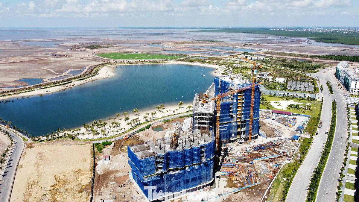 Bất ngờ, đến tháng 5/2020, UBND quận Đồ Sơn có quyết định phê duyệt đồ án điều chỉnh quy hoạch chi tiết tỉ lệ 1/500 đối với khu du lịch quốc tế Đồi Rồng tại phường Vạn Hương với tổng diện tích đất lập quy hoạch là 480 ha, gồm nhiều hạng mục trọng điểm như: sân golf 27 hố, trung tâm hội nghị hội thảo, nhà ở nghỉ dưỡng cao cấp, khách sạn 5 sao, resort, khu phố thương mại, biển nhân tạo, bể bơi nước ngọt, công viên nước, khu vui chơi giải trí... với tổng mức đầu tư hơn 25.000 tỷ đồng; thời giant hi công trong vòng 5 năm từ 2019-2023.