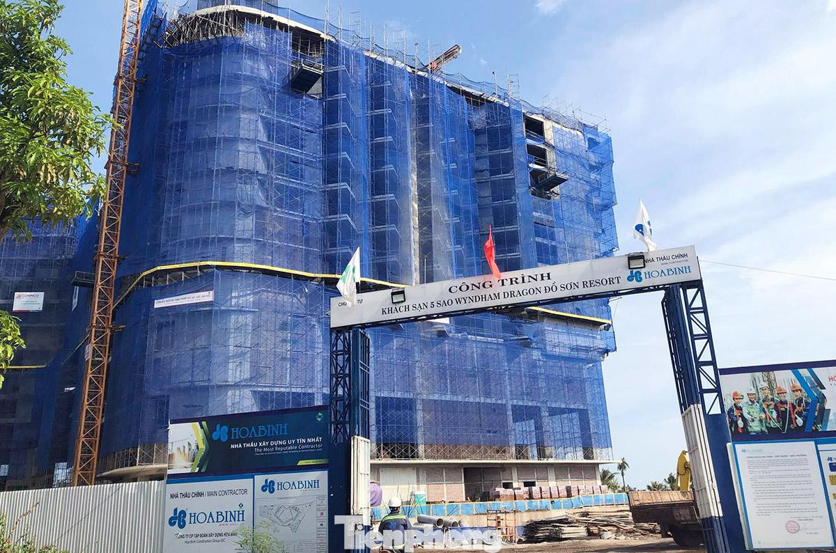 Tuy nhiên, tại "siêu" dự án này đang tồn tại một số công trình xây dựng không phép. Cụ thể là công trình khách sạn 5 sao Wyndham xây đến tầng 13 nhưng vẫn chưa được cơ quan có thẩm quyền cấp phép và việc tự ý lấp biển xây dựng tuyến đường nối không thuộc phạm vi dự án.