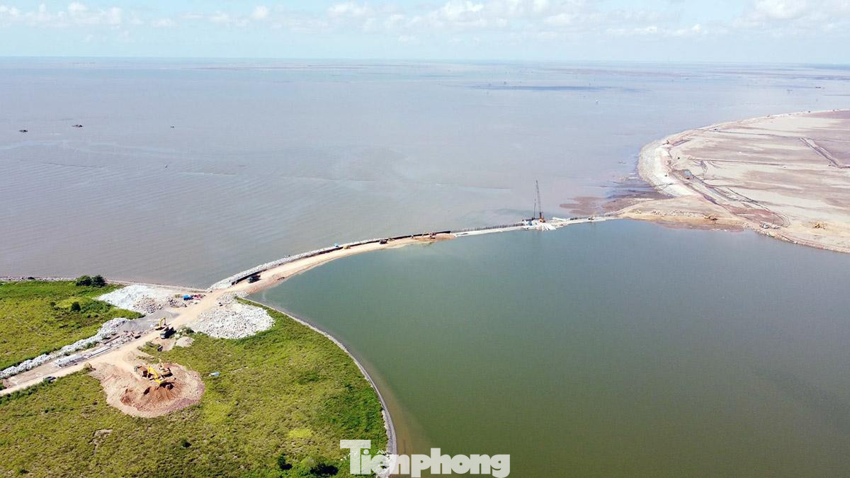 "Cuối tháng 5/2021, UBND quận Đồ Sơn đã ra quyết định xử phạt Công ty Vạn Hương 40 triệu đồng vì hành vi chiếm đất, lấp biển làm đường", đại diện Phòng TN&amp;MT quận Đồ Sơn nói.