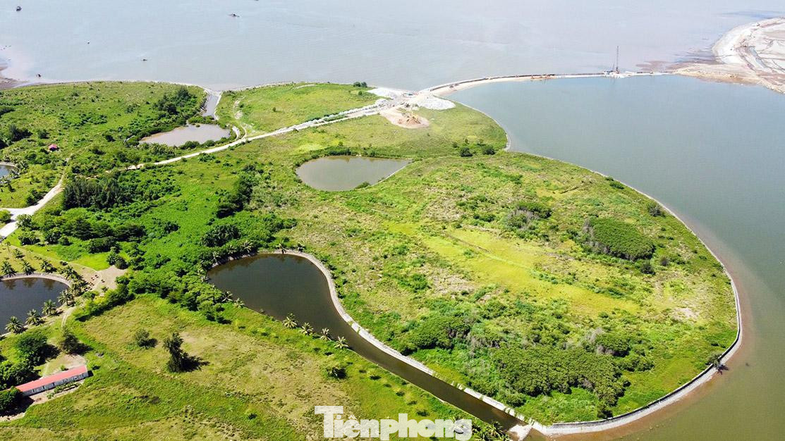 Theo đó, qua kiểm tra, Phòng TN&amp;MT quận Đồ Sơn xác định, Công ty Vạn Hương đã chiếm 4.500m2 đất chưa sử dụng tại khu vực đô thị, tự ý sử dụng phần diện tích này mà không được cơ quan quản lý Nhà nước về đất đai cho phép. Ảnh: con đường nối từ Khu du lịch quốc tế Đồi Rồng với đảo Hoa Phượng đang được hình thành.