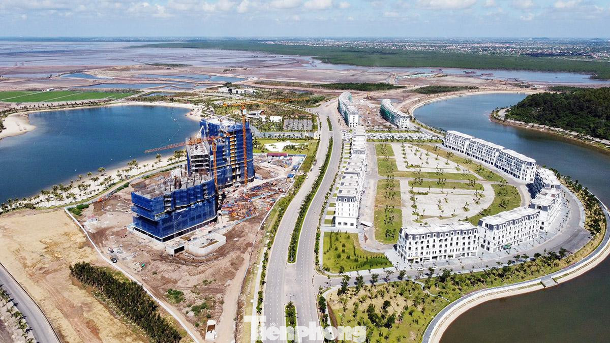 Theo tìm hiểu của PV, cuối năm 2012, UBND TP Hải Phòng có quyết định thu hồi hơn 3,5 triệu m2 đất mặt nước ven biển tại quận Đồ Sơn để giao cho Công ty CP đầu tư và du lịch Vạn Hương (Công ty Vạn Hương) thực thực hiện dự án Đầu tư xây dựng khu du lịch quốc tế Đồi Rồng theo quy hoạch được duyệt. Đến cuối năm 2018, UBND TP Hải Phòng có quyết định điều chỉnh quyết định trên, theo đó nội dung điều chỉnh gồm: thu hồi hơn 3,4 triệu m2 đất để giao cho Công ty Vạn Hương thuê để thực hiện dự án Đầu tư xây dựng khu du lịch quốc tế Đồi Rồng.