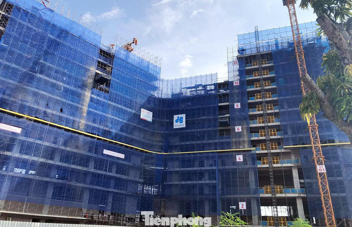 Trao đổi với Tiền Phong, ông Lê Viết Dương - Trưởng phòng Quản lý đô thị quận Đồ Sơn (TP Hải Phòng) cho biết, khách sạn 5 sao Wyndham đang xây dựng trong Khu du lịch quốc tế Đồi Rồng thuộc dự án cấp 1, theo quy định mới Bộ Xây dựng là đơn vị sẽ thẩm định thiết kế và cấp phép. "Đến nay, chủ đầu tư đã chuyển hồ sơ trình Bộ Xây dựng nhưng vẫn chưa được cấp phép. Từ tháng 4/2021, đơn vị đã lập đoàn kiểm tra, yêu cầu chủ đầu tư dừng thi công, xây dựng chờ hoàn thiện thủ tục. Chủ đầu tư thông báo đã tạm dừng thi công nên đơn vị không lập biên bản vi phạm", ông Lê Viết Dương nói.