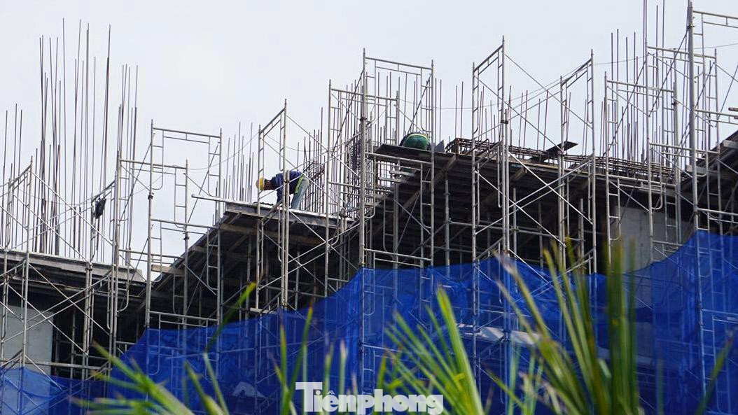 Tuy nhiên theo ghi nhận của phóng viên, khách sạn 5 sao Wyndham này vẫn được chủ đầu tư, nhà thầu tổ chức thi công, xây dựng rầm rộ trái với thông tin ông Dương cung cấp là chủ đầu tư đã tạm dừng thi công để chờ hoàn thiện giấy phép.