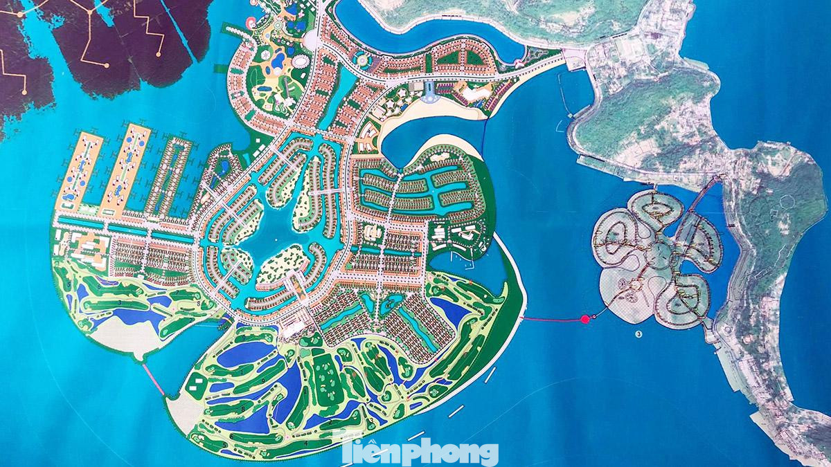 "Còn đường nối Khu du lịch quốc tế Đồi Rồng với đảo Hoa Phượng (đường màu đỏ) nhằm ngăn biển, chắn sóng để hình thành bãi tắm công cộng mới (bãi tắm số IV). Hạng mục này đang trình HĐND thành phố phê duyệt. Sau khi hoàn thiện sẽ giúp bãi tắm này trong, sạch hơn. Đơn vị sẽ bàn giao UBND quận Đồ Sơn quản lý, phục vụ cộng đồng và không thu phí khi hoàn thành", ông Vũ Tiến Thùy Dương nói.