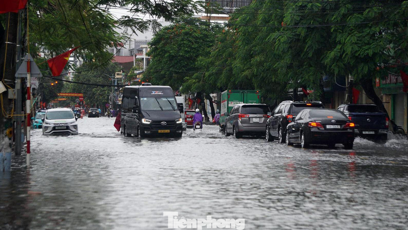 Trục đường Lạch Tray - Cầu Đất là tuyến đường huyết mạch vào trung tâm thành phố Hải Phòng, có nhiều điểm ngập sâu 40-50cm.