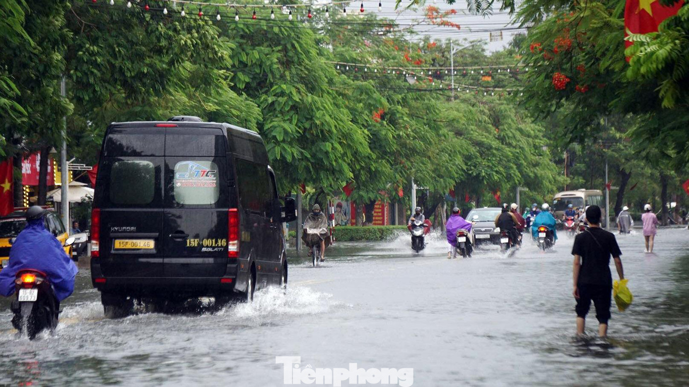 Cơn mưa lớn từ đêm 25 đến sáng 26/8 khiến hầu hết các tuyến phố tại Hải Phòng đều trong tình trạng ngập sâu. Nhiều người dân tại TP Hải Phòng lội nước đi làm, ra đường vào buổi sáng.