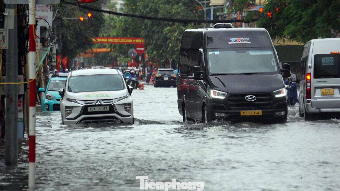 Các phương tiện di chuyển qua phố Lạch Tray gặp nhiều khó khăn, nhiều xe chết máy dọc đường. Ông Quang (trú ngõ 18 Lạch Tray) cho biết, Hải Phòng mưa ngập thường xuyên, tuy nhiên, phố Lạch Tray ít khi ngập sâu như hôm nay.