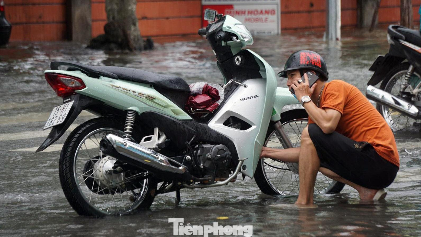 Trong khi đó, nhiều người tìm cách làm cho xe nổ máy sau khi đi qua điểm ngập sâu.