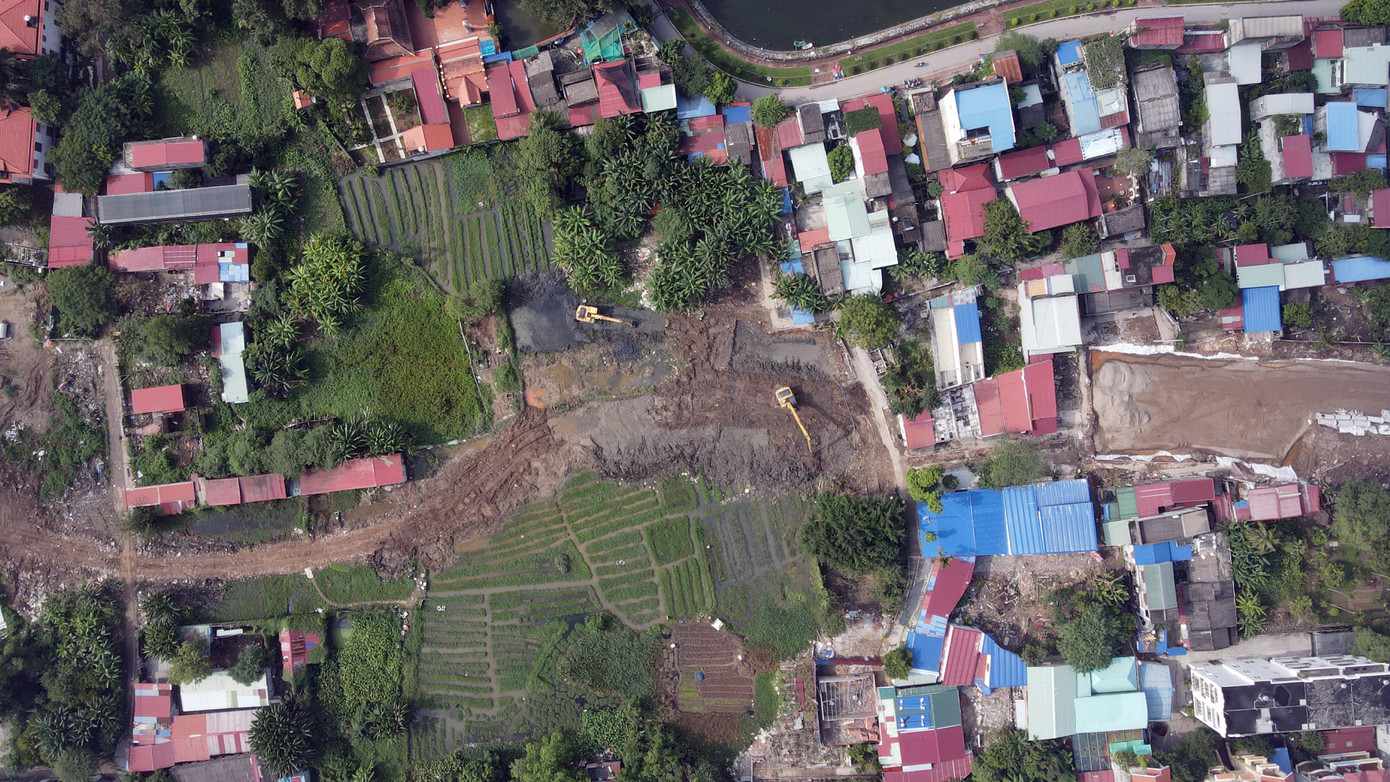 Theo tìm hiểu của phóng viên, hiện dự án này còn vướng mắc giải phóng mặt bằng (GPMB) tại nhiều điểm, đặc biệt một số hộ dân tại khu cánh đồng Linh, thuộc phường Đằng Giang (quận Ngô Quyền). Trong ảnh, khu vực cánh đồng Linh, nơi một số hộ dân chưa bàn giao mặt bằng nhìn từ trên cao. Theo tìm hiểu của phóng viên, hiện dự án này còn vướng mắc giải phóng mặt bằng (GPMB) tại nhiều điểm, đặc biệt một số hộ dân tại khu cánh đồng Linh, thuộc phường Đằng Giang (quận Ngô Quyền). Trong ảnh, khu vực cánh đồng Linh, nơi một số hộ dân chưa bàn giao mặt bằng nhìn từ trên cao.