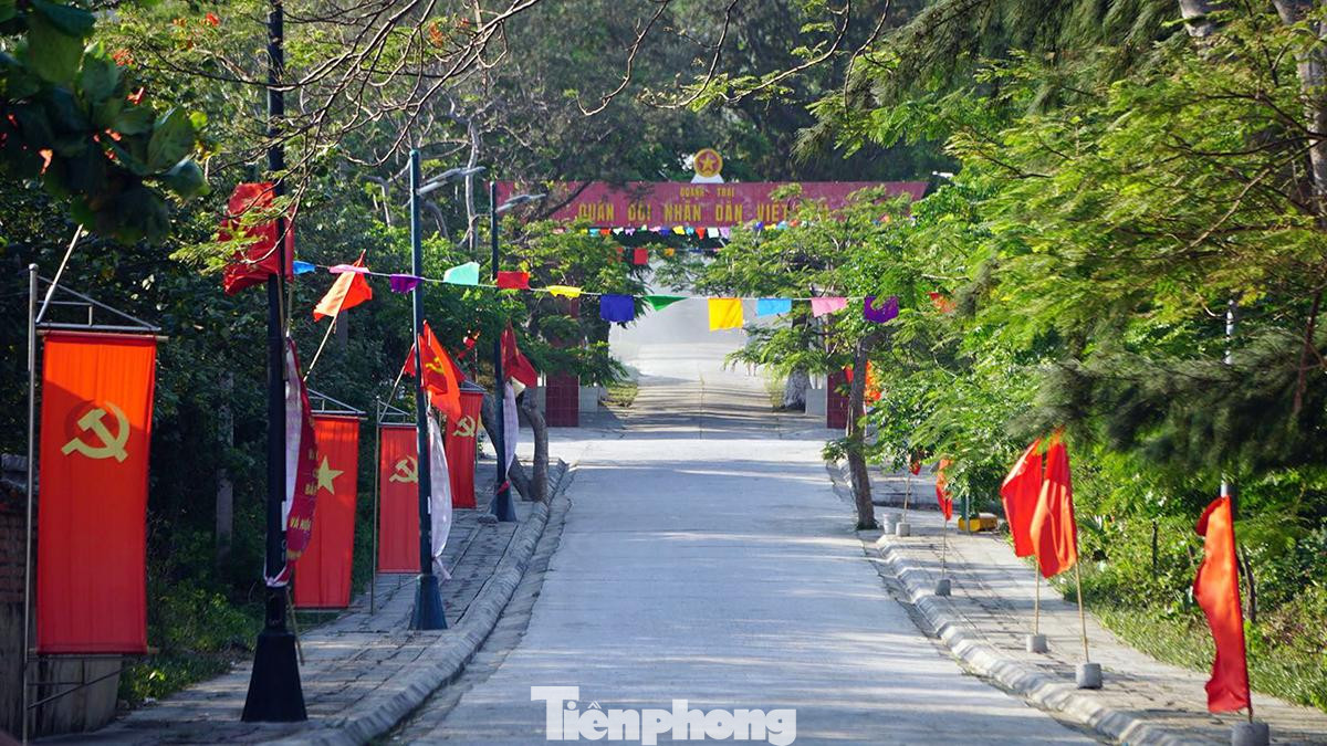 Tất cả các tuyến đường trên huyện đảo Bạch Long Vỹ đều được trang hoàng cờ hoa rực rỡ, sẵn sàng cho ngày bầu cử.