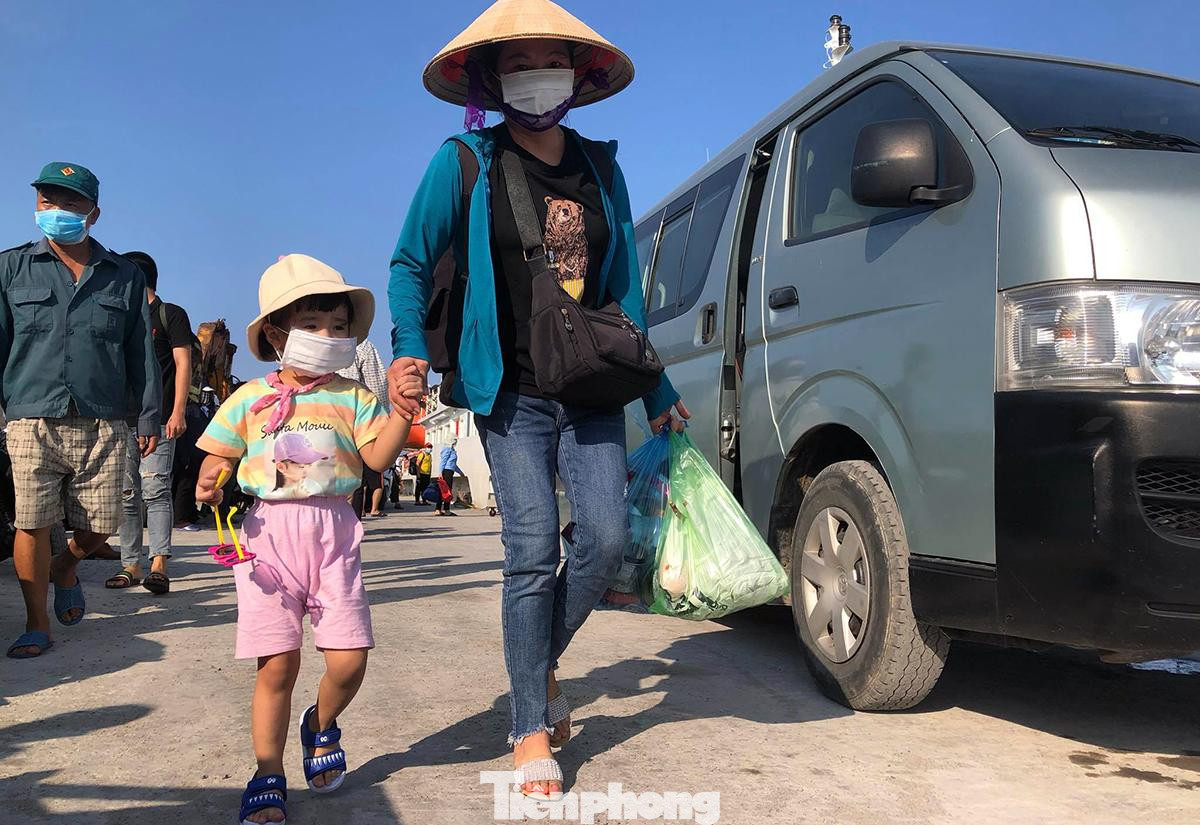 Trên chuyến tàu từ TP Hải Phòng ra đảo Bạch Long Vỹ ngày 21/5, chị Mùa cho biết, gia đình chị sống trên đảo nhiều năm nay. Trước ngày bầu cử chị về quê thăm người thân. Sau khi thu xếp công việc ở quê nhà, chị cùng con gái ra đảo Bạch Long Vỹ chuẩn bị cùng chồng đi bầu cử ĐBQH khóa XV, bầu cử HĐND các cấp ngày 22/5.