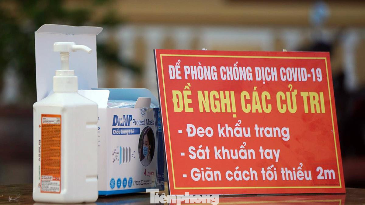 Tại các điểm tổ chức bầu cử, huyện Bạch Long Vỹ bố trí đầy đủ nước sát khuẩn, khẩu trang và hướng dẫn cử tri giãn cách tối thiểu 2m theo quy định phòng chống COVID-19.