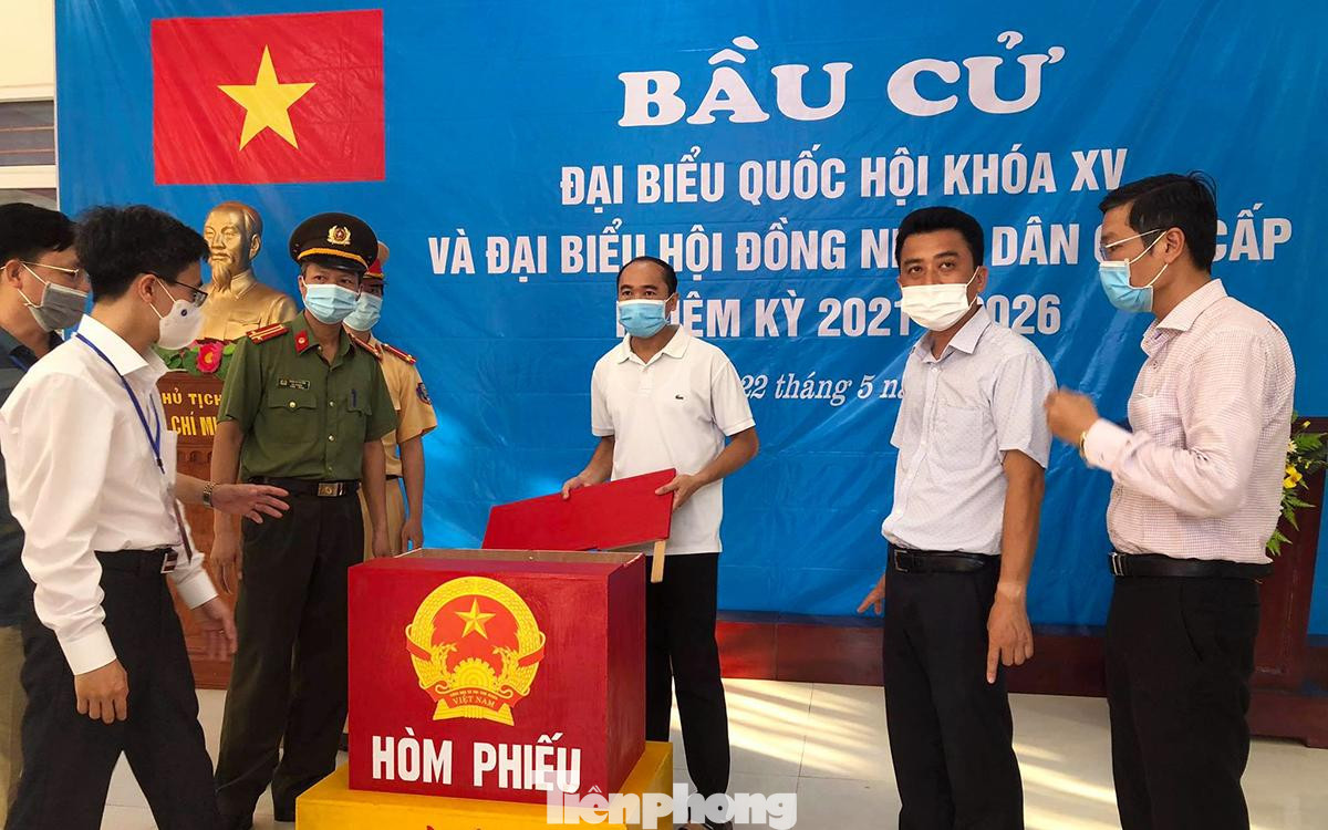 Đoàn giám sát kiểm tra tất các các điểm tổ chức bầu cử, kiểm tra danh sách, tiểu sử các ứng cử viên, hòm phiếu và đặc biệt việc chấp hành các quy định phòng chống COVID-19.