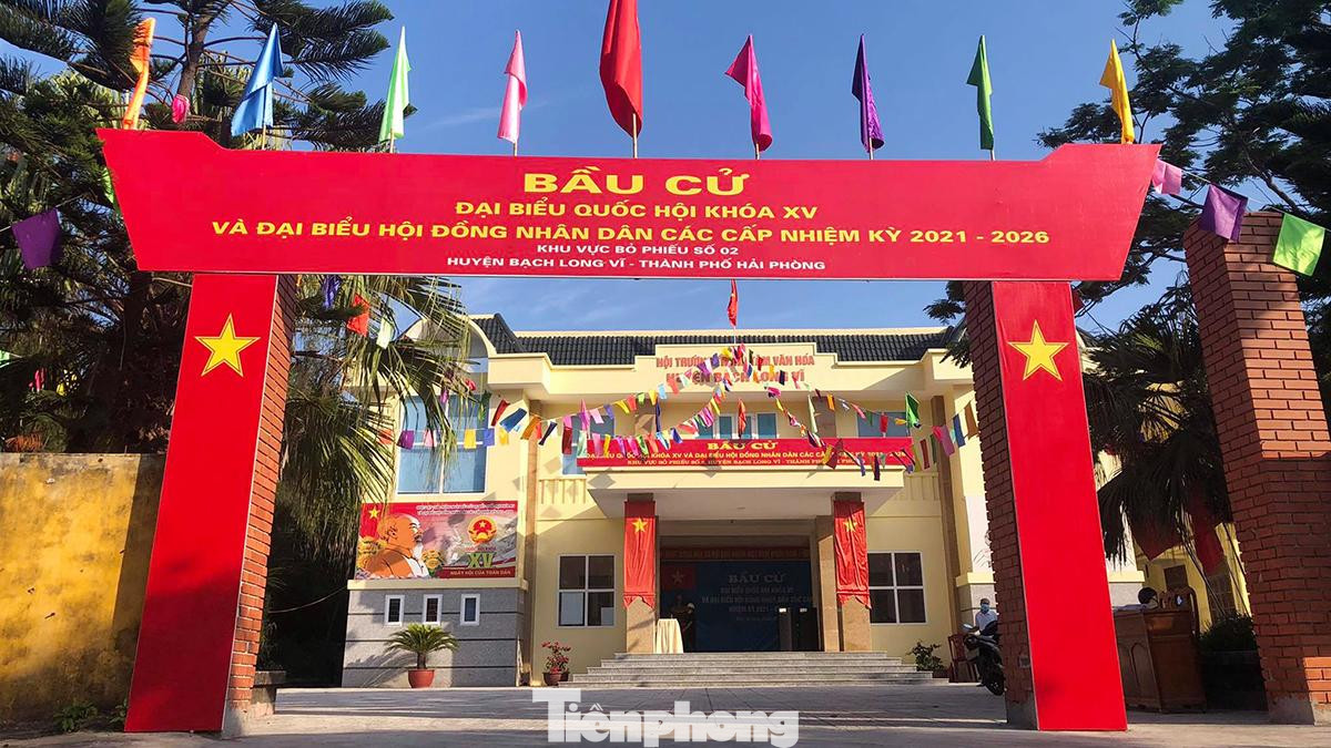 Tại khu vực bầu cử số 2, huyện đảo Bạch Long Vỹ trang trí nhiều pano, cờ hoa rực rỡ. Đây là điểm tổ chức bầu cử có khuôn viên rộng nhất huyện đảo.