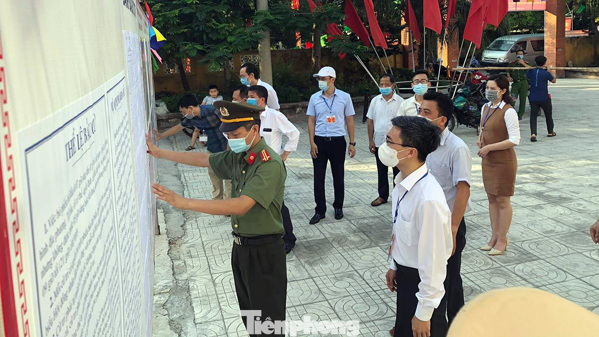 Chiều 21/5, anh Đào Phú Thùy Dương - Bí thư Thành đoàn Hải Phòng, Trưởng đoàn giám sát bầu cử tại huyện đảo Bạch Long Vỹ kiểm tra công tác chuẩn bị tổ chức cho toàn dân và quân bầu cử QBQH khóa XV, HĐND các cấp nhiệm kỳ 2021-2026 trên huyện đảo.