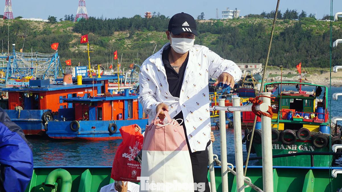 Nhiều cử tri khác cư trú trên đảo Bạch Long Vỹ cũng đã sắp xếp công việc, từ đất liền trở lại đảo để được thực hiện quyền công dân.