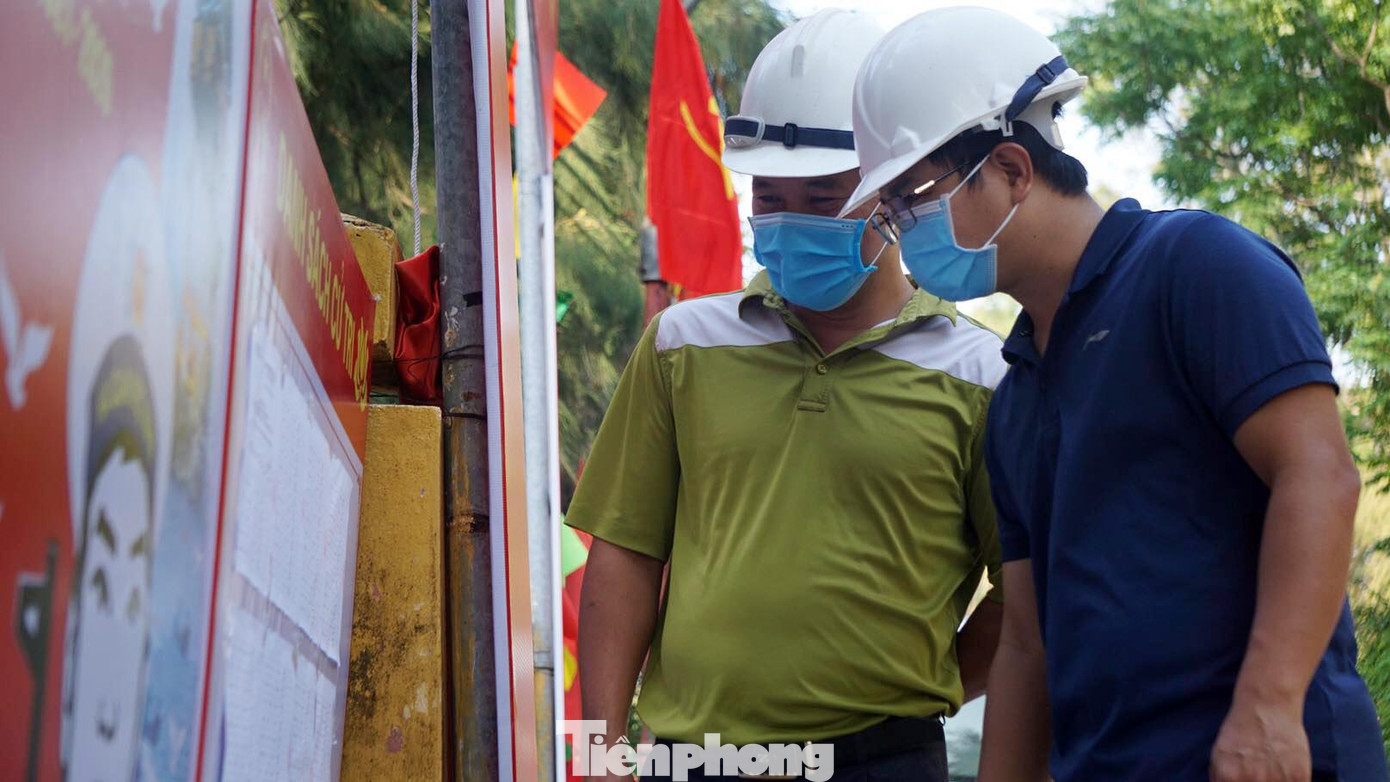 Anh Đào Trọng Thắng (35 tuổi, bên phải ảnh) hào hứng trước ngày bầu cử trên đảo.