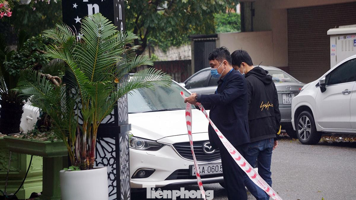 Cán bộ phường Đằng Giang (Ngô Quyền, TP Hải Phòng) bổ sung dây căng cảnh báo khu vực phải cách ly vì ca mắc COVID-19.