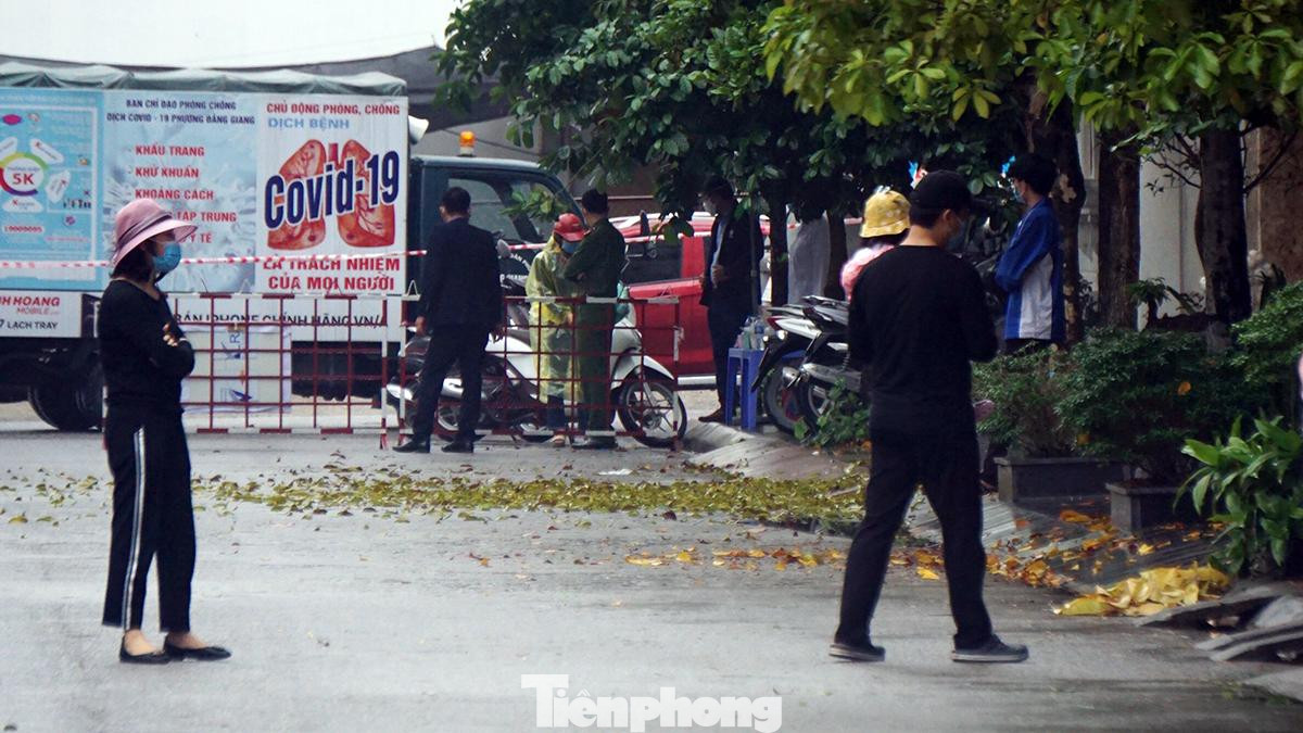 Người dân trong khu dân cư phong tỏa, thuộc phường Đằng Giang (quận Ngô Quyền) chờ lấy mẫu xét nghiệm.